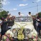 Naik Jeep, Paslon HARMONIS disambut gempita ribuan massa pendukung saat daftar di KPU Kabupaten Madiun, Rabu (28/8/2024) siang.