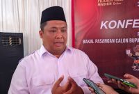 Ketua DPC Gerindra Kabupaten Madiun, Rio Wing Dinaryhadi memberikan keterangan kepada wartawan usai pendaftaran Paslon HARMONIS di Kantor KPU Kabupaten Madiun, Rabu (28/8/2024) 