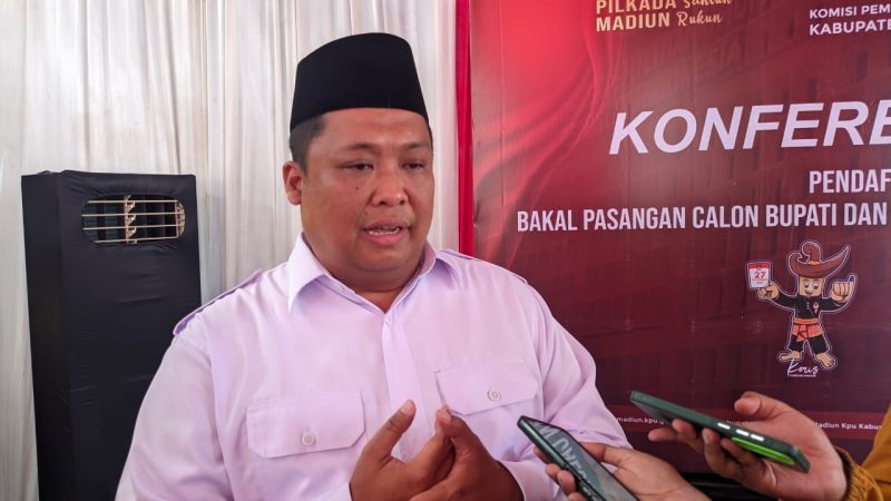 Ketua DPC Gerindra Kabupaten Madiun, Rio Wing Dinaryhadi memberikan keterangan kepada wartawan usai pendaftaran Paslon HARMONIS di Kantor KPU Kabupaten Madiun, Rabu (28/8/2024) 