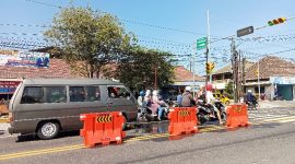 Uji coba traffic light di perempatan Karang Malang, Balerejo, Kabupaten Madiun, Senin (5/8/2024).