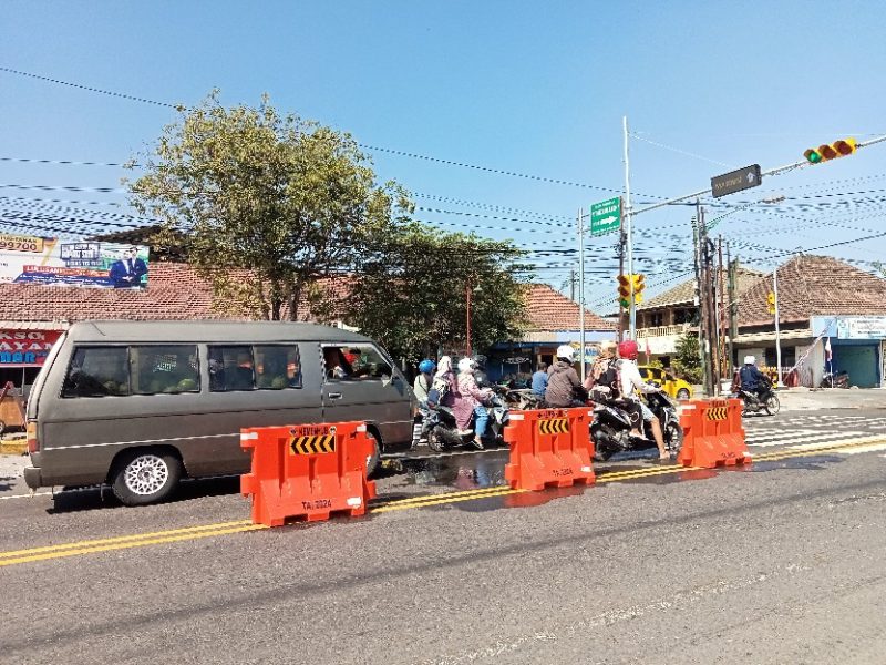 Uji coba traffic light di perempatan Karang Malang, Balerejo, Kabupaten Madiun, Senin (5/8/2024).