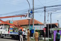 Petugas Dinas Perhubungan Kabupaten Madiun melakukan penertiban APJ ilegal. Foto : Dokumentasi Dishub Kabupaten Madiun. 