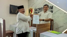 Ketua DPC PKB Kabupaten Madiun, Muhtarom (pakai peci) menunjukkan bukti pelaporan Lukman Edy di Satreskrim Polres Madiun, Senin (12/8/2024)