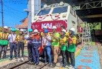 Peringati HUT ke 79 RI, KAI Daop 7 Madiun dan komunitas Railfans hias lokomotif dengan nuansa merah putih.