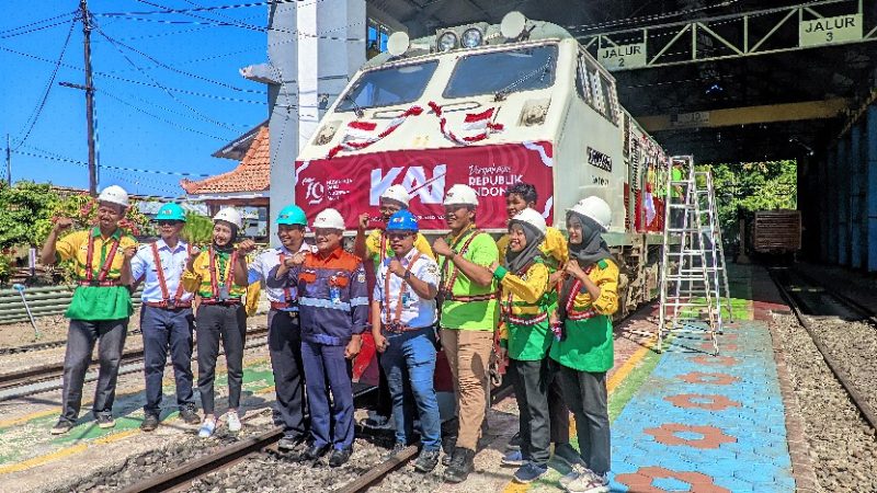 Peringati HUT ke 79 RI, KAI Daop 7 Madiun dan komunitas Railfans hias lokomotif dengan nuansa merah putih.