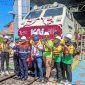 Peringati HUT ke 79 RI, KAI Daop 7 Madiun dan komunitas Railfans hias lokomotif dengan nuansa merah putih.