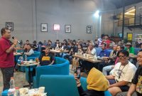 Bakal Calon Wakil Wali Kota Madiun, Bagus Rizki Dinarwan memberikan semangat kepada suporter Timnas Indonesia saat nonton bareng di Cafe Garasi, Selasa (10/9/2024) malam.