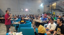 Bakal Calon Wakil Wali Kota Madiun, Bagus Rizki Dinarwan memberikan semangat kepada suporter Timnas Indonesia saat nonton bareng di Cafe Garasi, Selasa (10/9/2024) malam.