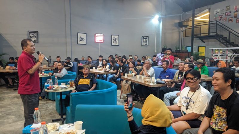 Bakal Calon Wakil Wali Kota Madiun, Bagus Rizki Dinarwan memberikan semangat kepada suporter Timnas Indonesia saat nonton bareng di Cafe Garasi, Selasa (10/9/2024) malam.