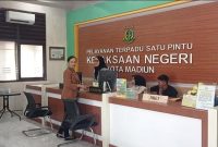 Manajer Humas dan Protokol PT INKA, Nuur Aisyah M.W, hadir di kantor Kejari Kota Madiun, Jumat (13/9/2024) siang.