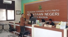 Manajer Humas dan Protokol PT INKA, Nuur Aisyah M.W, hadir di kantor Kejari Kota Madiun, Jumat (13/9/2024) siang.