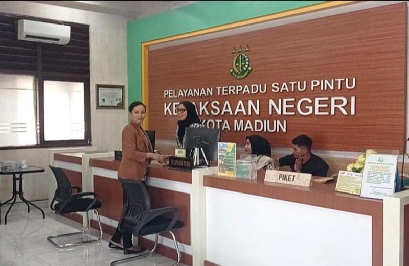 Manajer Humas dan Protokol PT INKA, Nuur Aisyah M.W, hadir di kantor Kejari Kota Madiun, Jumat (13/9/2024) siang.