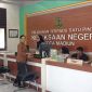 Manajer Humas dan Protokol PT INKA, Nuur Aisyah M.W, hadir di kantor Kejari Kota Madiun, Jumat (13/9/2024) siang.