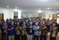 Direktur Komersial PT Pelindo, Agus Darmawan berfoto bersama jajaran Kepala Sekolah, guru dan Taruna/i SMAN 3 Taruna Angkasa Madiun, Jumat (13/9/2024).