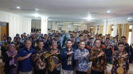 Direktur Komersial PT Pelindo, Agus Darmawan berfoto bersama jajaran Kepala Sekolah, guru dan Taruna/i SMAN 3 Taruna Angkasa Madiun, Jumat (13/9/2024).