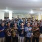 Direktur Komersial PT Pelindo, Agus Darmawan berfoto bersama jajaran Kepala Sekolah, guru dan Taruna/i SMAN 3 Taruna Angkasa Madiun, Jumat (13/9/2024).