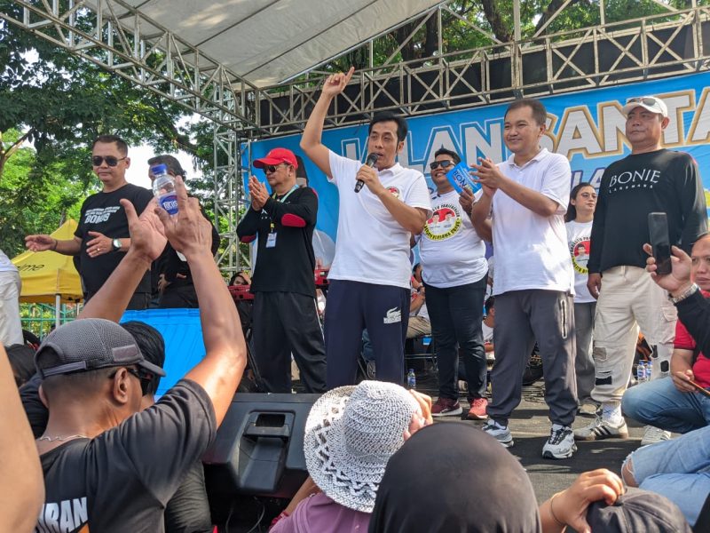 Pasangan Calon (Paslon) Wali Kota dan Wakil Wali Kota Madiun, Bonie Laksmana dan Bagus Rizki Dinarwan (BONUS) takjub dengan antusiasme masyarakat yang begitu besar mengikuti Jalan Santai, Sabtu (21/9/2024).