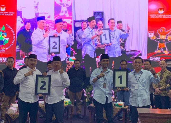 Pengundian nomor urut pasangan calon (Paslon) Pilkada 2024 Kabupaten Madiun di kantor KPU Kabupaten Madiun pada Senin malam (23/9/2024).