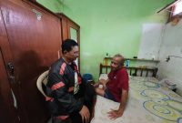 Calon Wali Kota Madiun nomor urut 2, Maidi, mengunjungi lansia ngebrok dan disabilitas di Kelurahan Manisrejo, Kamis (26/9/2024).