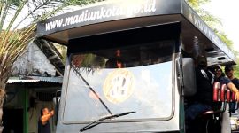 Minibus yang digunakan pasangan calon nomor urut 2, Maidi-Bagus Panuntun (MADIUN) saat Deklarasi Kampanye Damai di Tugu Nol Kilometer Kota Madiun pada 25 September 2024.