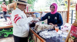 Calon Wali Kota Madiun, Maidi berinteraksi dengan pengunjung dan pelaku UMKM di Pasar Seni dan Kuliner Ngrowo Bening, Sabtu (5/10/2024).