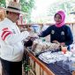 Calon Wali Kota Madiun, Maidi berinteraksi dengan pengunjung dan pelaku UMKM di Pasar Seni dan Kuliner Ngrowo Bening, Sabtu (5/10/2024).