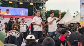 Pasangan calon Wali Kota dan Wakil Wali Kota Madiun nomor urut 3, Bonie Laksmana dan Bagus Rizki Dinarwan (BONUS) menyampaikan program-programnya dalam kampanye terbuka di lapangan Rejomulyo, Kota Madiun, Minggu (6/10/2024).