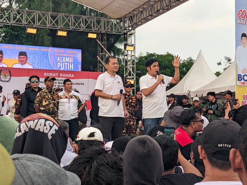 Pasangan calon Wali Kota dan Wakil Wali Kota Madiun nomor urut 3, Bonie Laksmana dan Bagus Rizki Dinarwan (BONUS) menyampaikan program-programnya dalam kampanye terbuka di lapangan Rejomulyo, Kota Madiun, Minggu (6/10/2024).