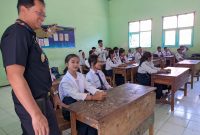 Koordinator Daerah Kemenkeu Mengajar di Kabupaten Madiun, Dwi Yogyastara, mengajar siswa-siswi SMPN 1 Kare, Senin (7/10/2024).