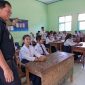 Koordinator Daerah Kemenkeu Mengajar di Kabupaten Madiun, Dwi Yogyastara, mengajar siswa-siswi SMPN 1 Kare, Senin (7/10/2024).