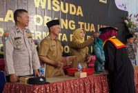 Prosesi wisuda 40 ibu-ibu yang dinyatakan lulus Sekolah Orang Tua Hebat (SOTH) Desa Dolopo, Kabupaten Madiun, Selasa (8/10/2024).