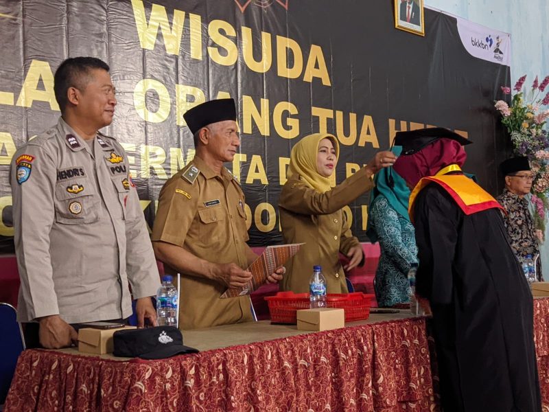 Prosesi wisuda 40 ibu-ibu yang dinyatakan lulus Sekolah Orang Tua Hebat (SOTH) Desa Dolopo, Kabupaten Madiun, Selasa (8/10/2024).