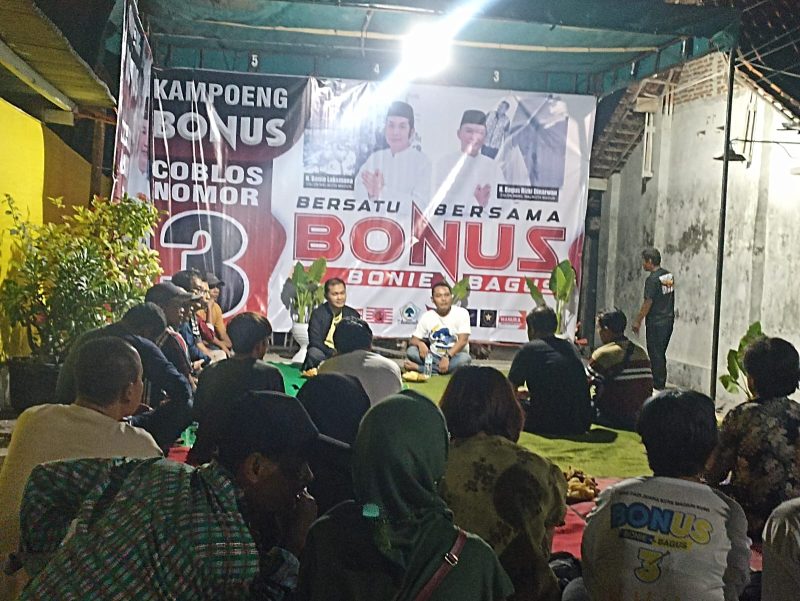 Calon Wakil Wali Kota Madiun, Bagus Rizki Dinarwan, melaksanakan kampanye di Jalan Nusantara, Kelurahan Klegen, Senin malam (14/10/2024).