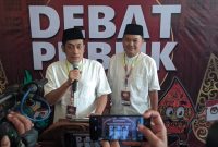 Paslon Bonie Laksmana dan Bagus Rizki Dinarwan memberikan keterangan kepada wartawan, usai Debat Publik Pertama di Hotel Aston, Madiun, Rabu (16/10/2024).