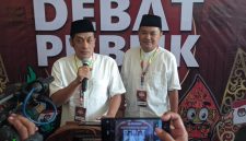 Paslon Bonie Laksmana dan Bagus Rizki Dinarwan memberikan keterangan kepada wartawan, usai Debat Publik Pertama di Hotel Aston, Madiun, Rabu (16/10/2024).