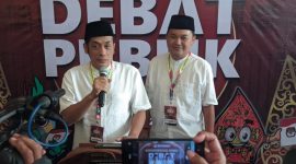 Paslon Bonie Laksmana dan Bagus Rizki Dinarwan memberikan keterangan kepada wartawan, usai Debat Publik Pertama di Hotel Aston, Madiun, Rabu (16/10/2024).