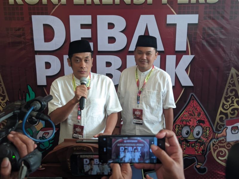 Paslon Bonie Laksmana dan Bagus Rizki Dinarwan memberikan keterangan kepada wartawan, usai Debat Publik Pertama di Hotel Aston, Madiun, Rabu (16/10/2024).