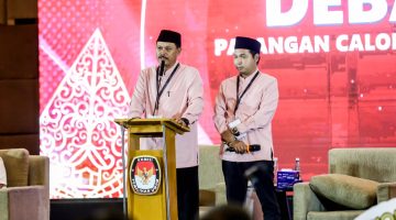 Paslon Maidi-Bagus Panuntun, nomor urut 2 memaparkan visi misi dan program-program unggulan saat debat publik perdana di Hotel Aston Madiun, Rabu (16/10/2024).